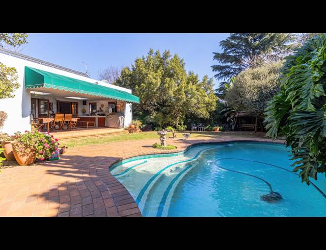 3 BEDROOM FREEHOLD FOR SALE IN HIGHWAY GARDENS